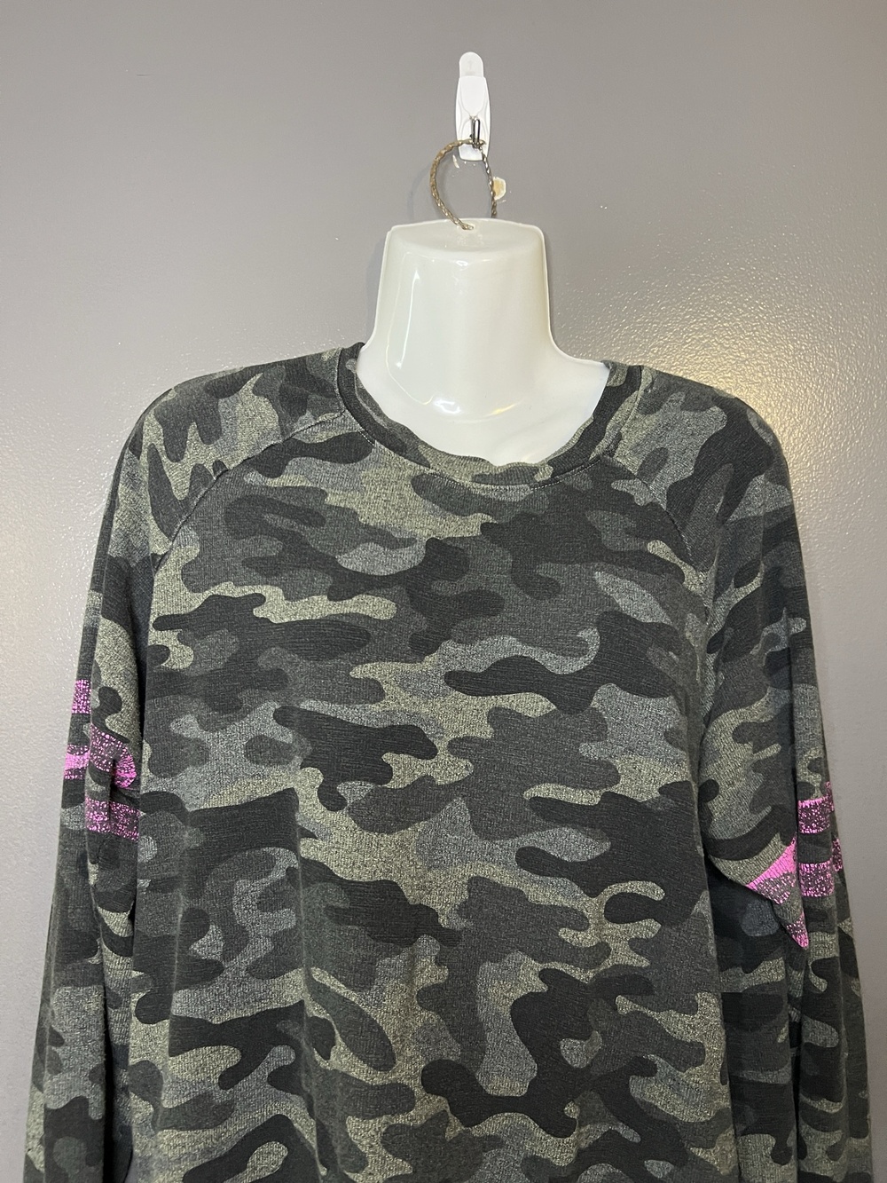 Sundry Shirt Womens Size Small (1) Green Camo Glitter Stripe Long Sleeve Top